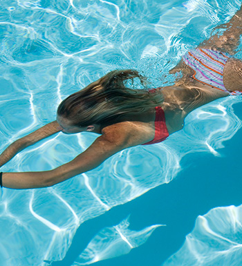 游泳腿抽筋怎么办 游泳时出现意外如何自救