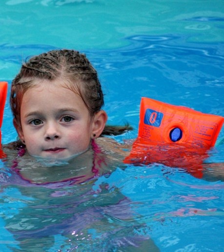 游泳注意事项 游泳的姿势不对也能崴着脚