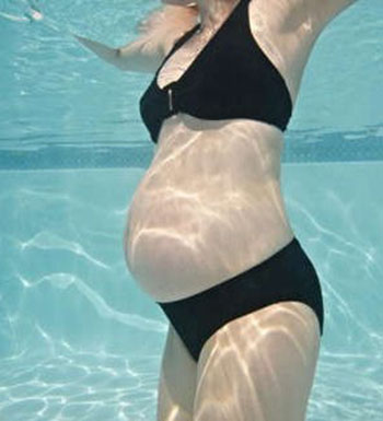 孕妇游泳应选哪种游泳姿势 需注意哪些事项