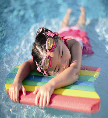 秋季游泳的好处  补钙又美容