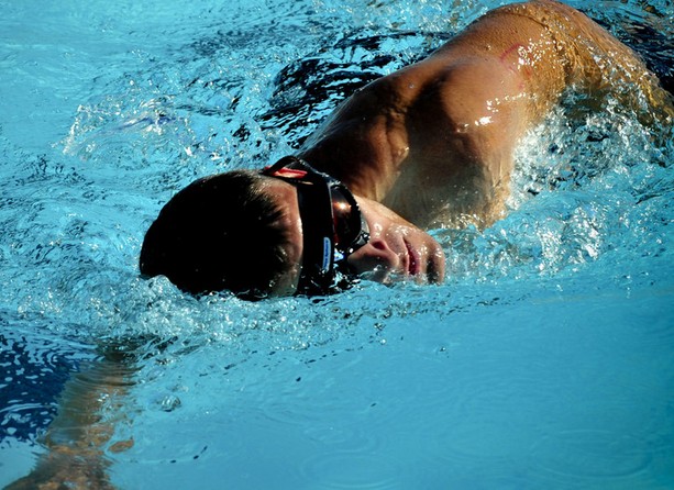 学游泳时如何消除对水的恐惧