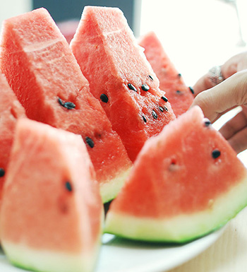 女性夏季多吃西瓜养颜美容抗衰老