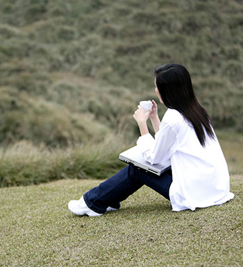 女性养生保健 女性睡前玩手机或致不孕