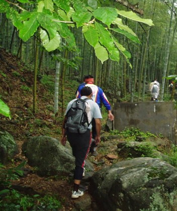 爬山的好处 爬山减肥之技巧和功效