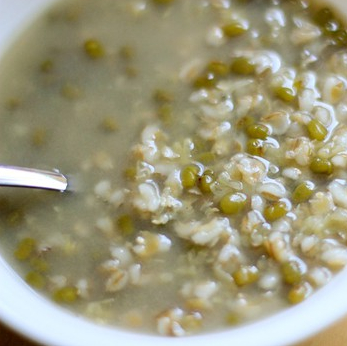 夏季适合喝绿豆薏米粥 绿豆薏米粥的做法