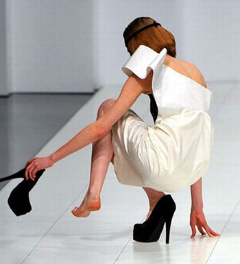 崴脚了怎么办 崴脚后先热敷还是冰敷