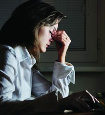 上班族午睡需注意 白领常趴桌午睡易引发劲椎病