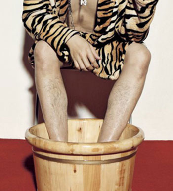 男性盐水泡脚好处多 补肾清洁除脚气