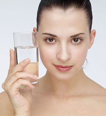 美容养生常识 睡前喝水会水肿吗