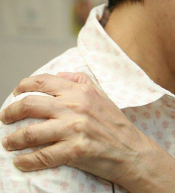 得了肩周炎怎么办 用醋来热敷能治肩周炎