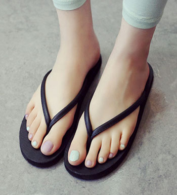 人字拖好看但危害大 盘点4种拖鞋的危害