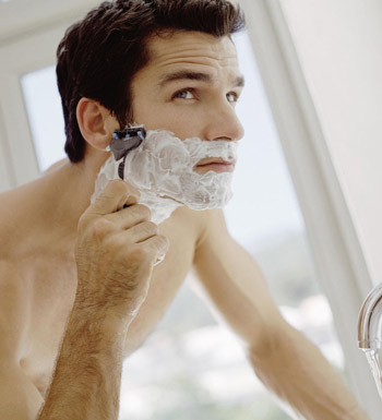男人刮胡子注意事项 刮胡子有要诀 淋浴后别刮脸