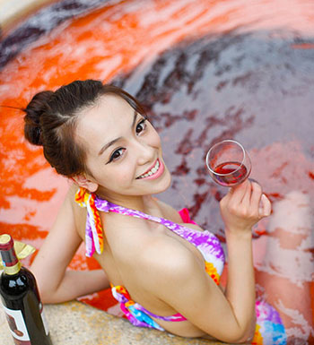 怎么样养生更保健 养生美容选择葡萄酒浴