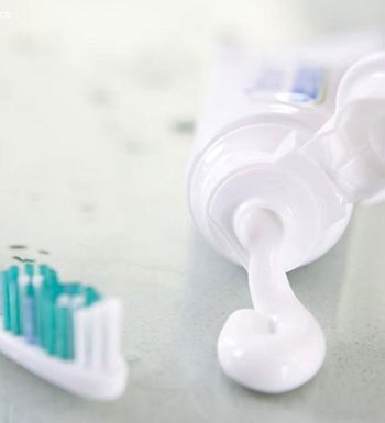 出门在外如何妙用牙膏 牙膏的多功能用途