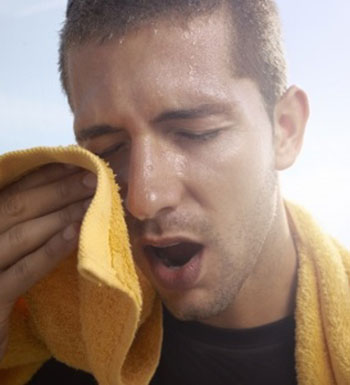 男人动一下就冒大汗 可能是某种疾病的凶兆