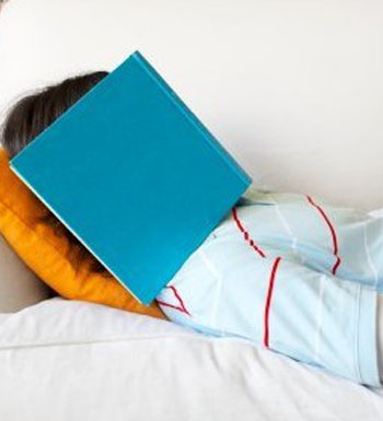 十个睡觉坏习惯最伤身 戴着饰物入睡