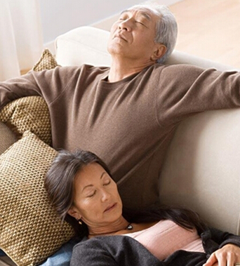 治疗打鼾 老人打鼾可能导致血压升高