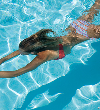 游泳耳朵进水怎么办 夏季游泳必会常识