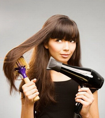 女性健康 巧用吹风机快速干发不伤发