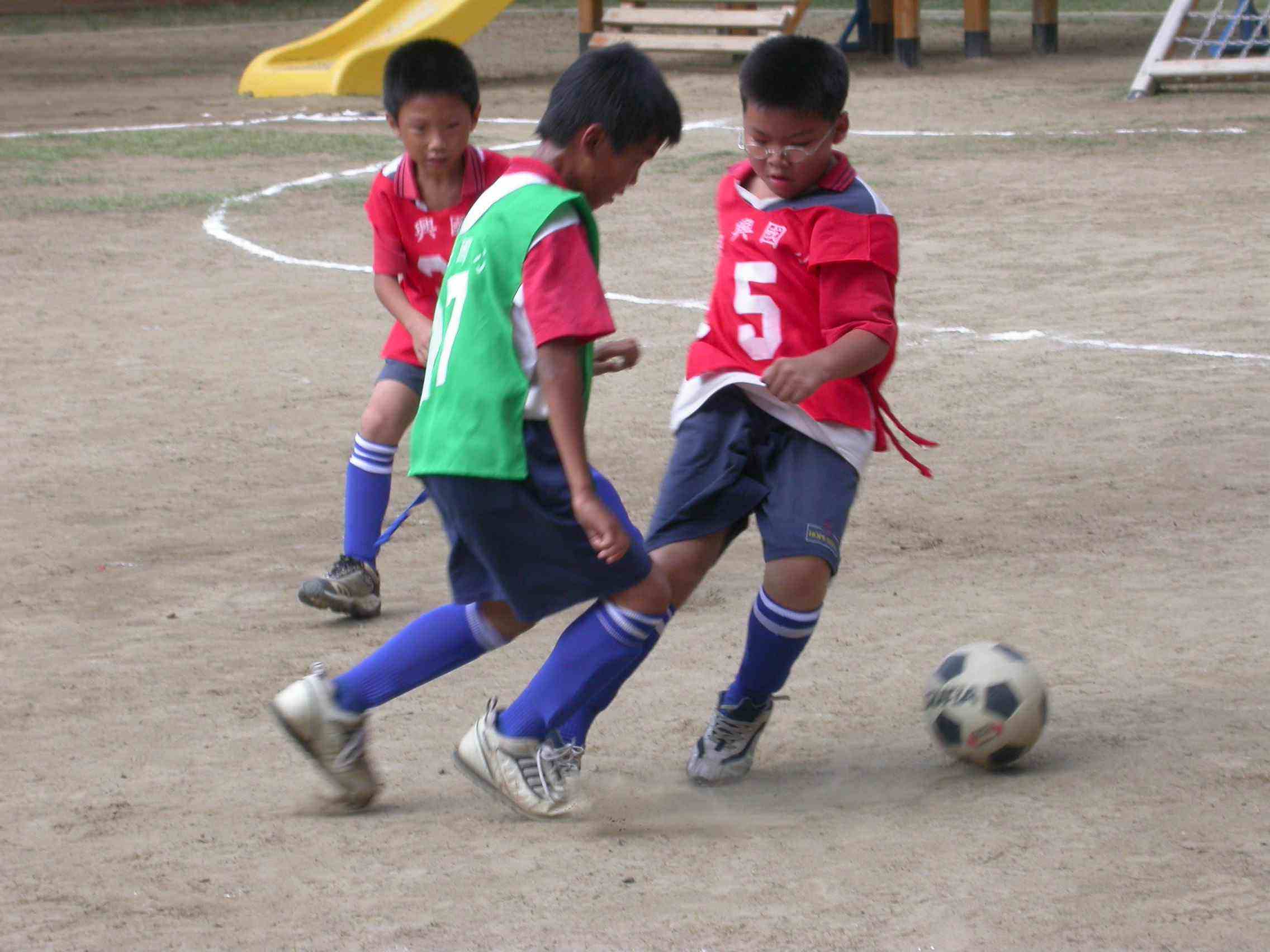 这些踢足球技巧你都知道吗