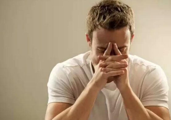 男性阴囊潮湿的症状及阴囊潮湿怎么治疗护理