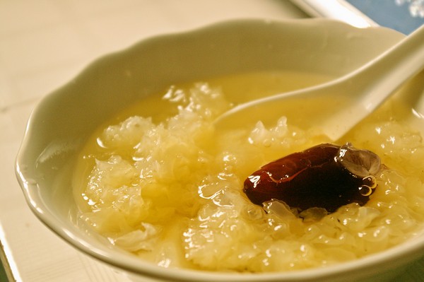 银耳红枣汤的功效 银耳红枣汤的做法有哪些