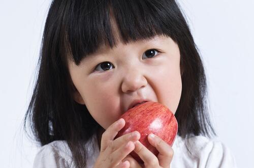 吃苹果的好处   排毒养颜且减肥