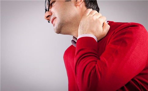 低头一族们小心颈椎骨质增生