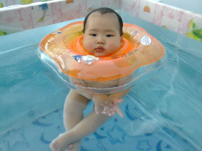 游泳从娃娃抓起 宝宝游泳