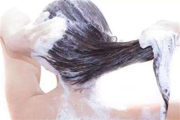 晚上洗头好吗 晚上洗头有什么坏处