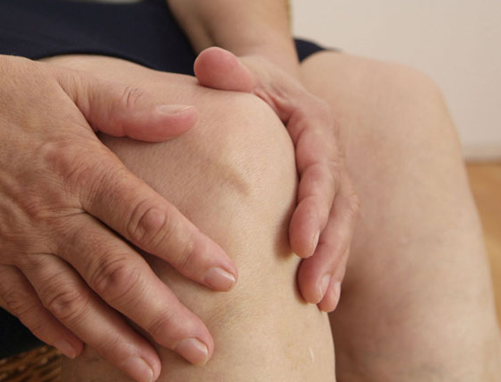 软组织损伤怎么办  坚持按摩或拍打膝部