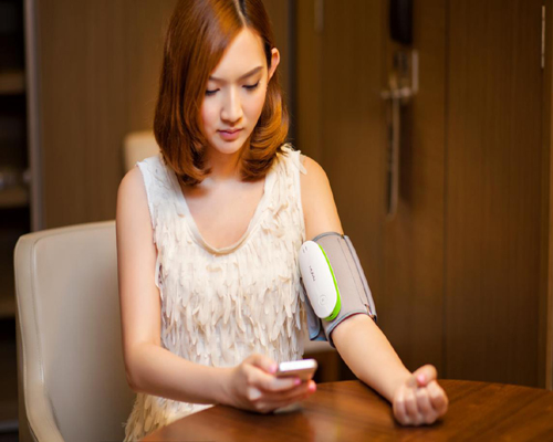 四步教你学会如何使用电子血压计