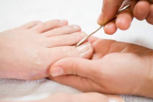 脚趾甲变厚怎么治疗 办法有3种