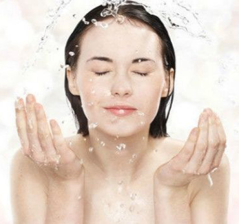 美白肌肤 纯牛奶敷脸的好处和操作方法介绍