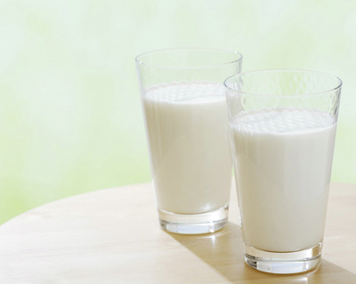 睡前喝牛奶有益处吗？