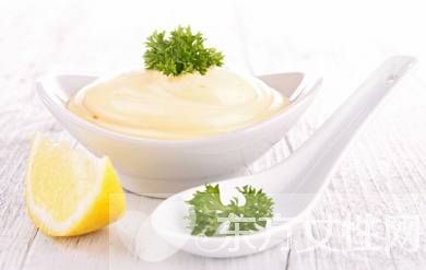 蛋黄酱的做法是怎么做的 蛋黄酱和沙拉酱的区别