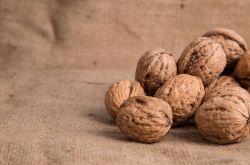 核桃皮的功效与作用 揭秘核桃皮的药用价值