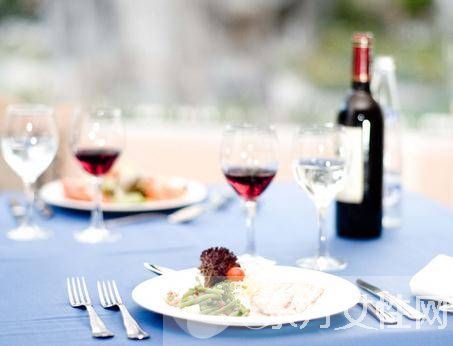 酒桌礼仪的常识有哪些 酒量不行的9个技巧