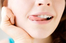 嘴唇干裂脱皮怎么办呢？是什么原因导致的呢