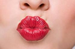 嘴唇干裂脱皮怎么办 嘴唇干裂脱皮是什么原因