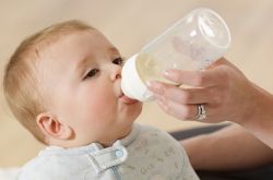 宝宝吐奶厉害的原因 这么做可有效防止宝宝吐奶哦