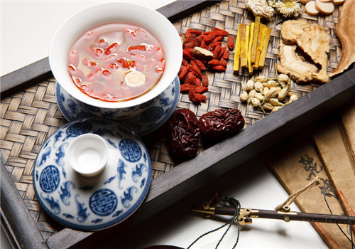 枸杞子泡水喝的禁忌有哪些 有什么功效