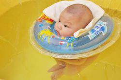 婴儿游泳的好处有哪些 新手爸妈必看