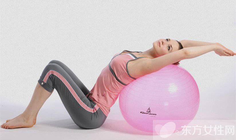 瑜伽健身球的玩法 这么锻炼即简单效果又好