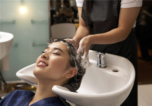 洗头正确方法 七个步骤有助于头发护理