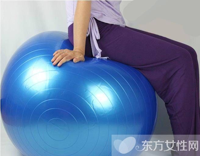 瑜伽健身球的玩法 这么锻炼即简单效果又好