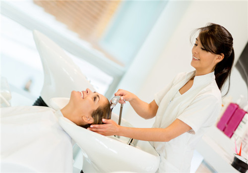 洗头正确方法 七个步骤有助于头发护理