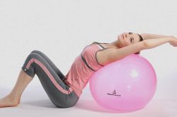 瑜伽健身球的玩法 这么锻炼即简单效果又好