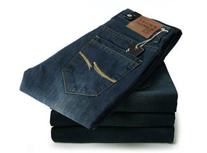 牛仔裤掉色怎么办 教你晾洗牛仔裤的方法