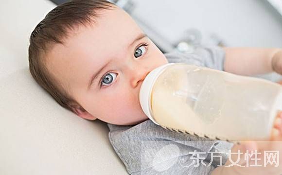 宝宝吐奶厉害的原因 这么做可有效防止宝宝吐奶哦